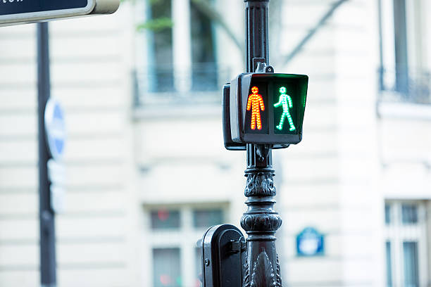 homem vermelho e verde para pedestres parada semáforo - dont walk signal - fotografias e filmes do acervo