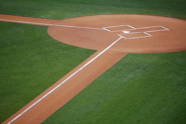 home plate - baseball diamond baseball baseline base photos et images de collection