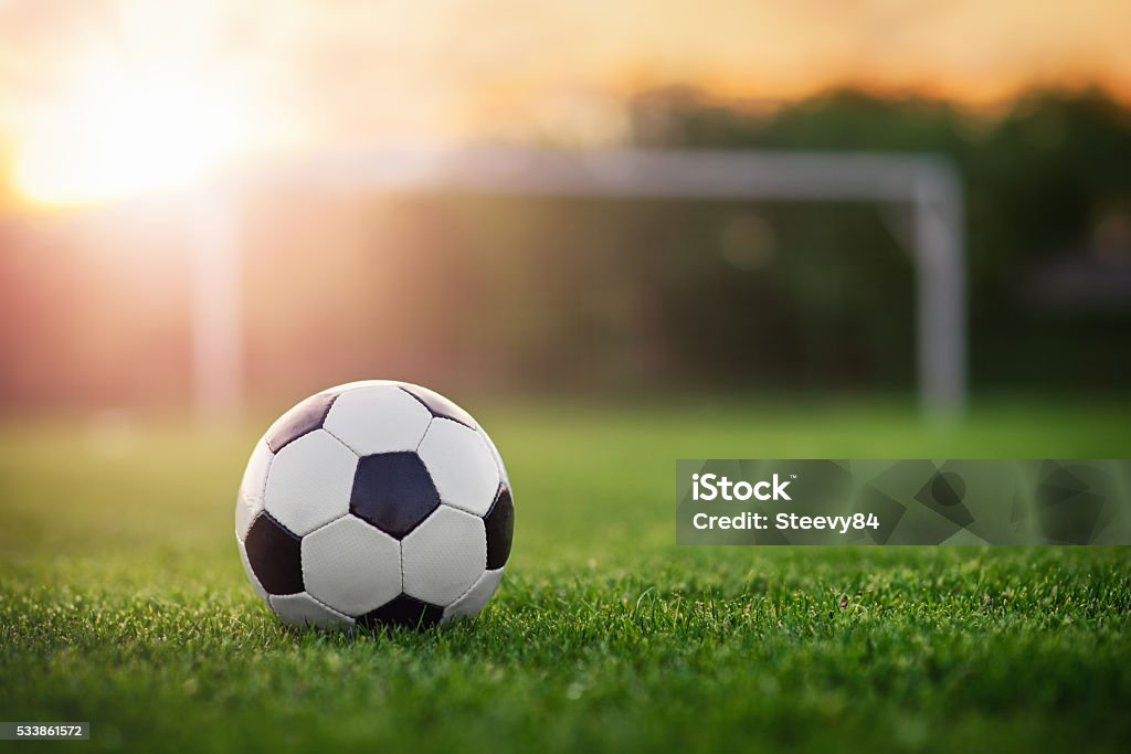 Fußball in den Sonnenuntergang - Lizenzfrei Fußball Stock-Foto