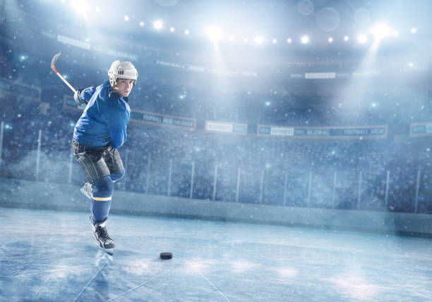 jugadores en acción de hockey sobre hielo - ice hockey hockey puck playing shooting at goal fotografías e imágenes de stock