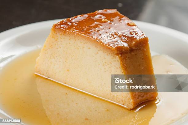 Porzione Di Budino Latte - Fotografie stock e altre immagini di Dessert - Dessert, Crème caramel, Flan