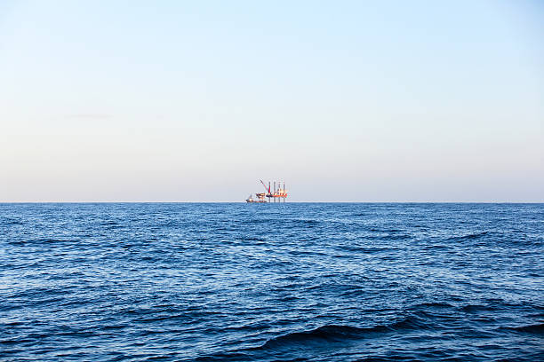istock Oil platform on the ocean 533895250