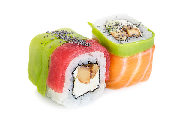 uramaki sushi maki, dwóch rolkach odizolowane na białym - japanese cuisine appetizer gourmet caviar zdjęcia i obrazy z banku zdjęć
