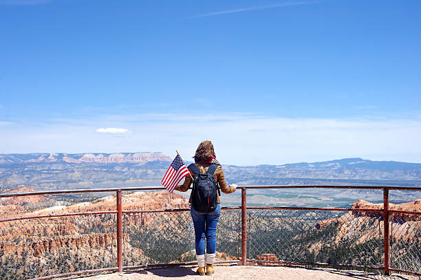 turista en parque nacional bryce canyon - looking at view watching pointing showing fotografías e imágenes de stock