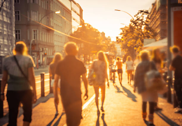 soleado berlín calle vida, desenfocado imagen - calor fotografías e imágenes de stock