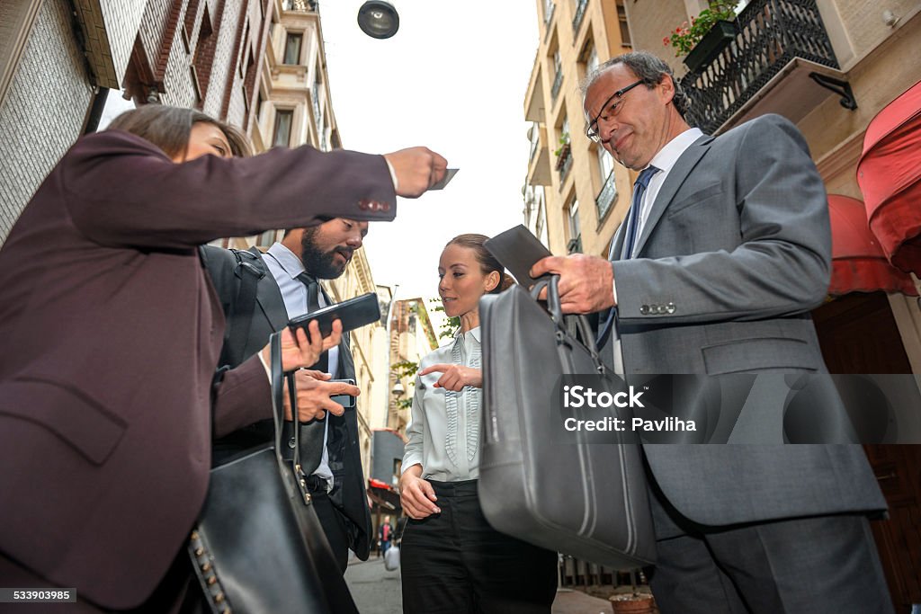 Satisfecho las personas de negocios de Beyoglu calles, Estambul, Turquía - Foto de stock de 2015 libre de derechos