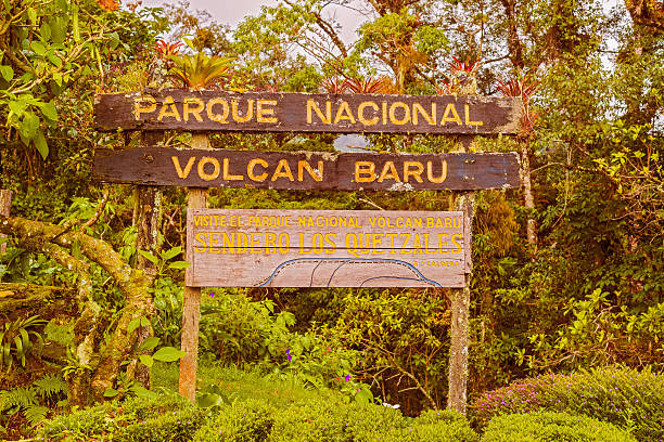 parque nacional de volcan baru placa no panamá. - baru - fotografias e filmes do acervo