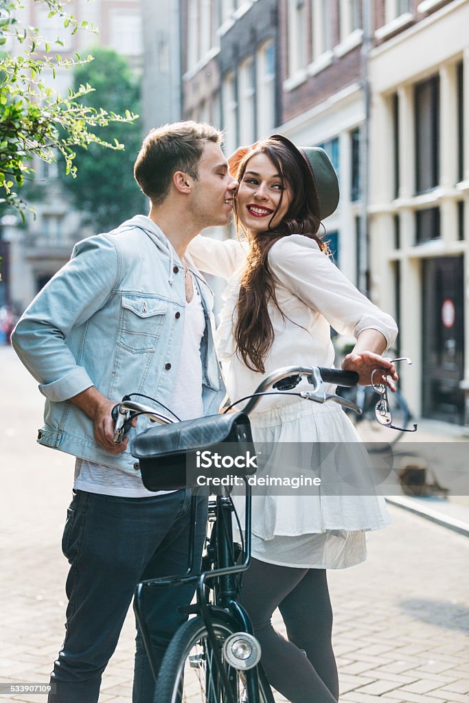 Junges Paar, mit dem Fahrrad durch die Stadt - Lizenzfrei Amsterdam Stock-Foto