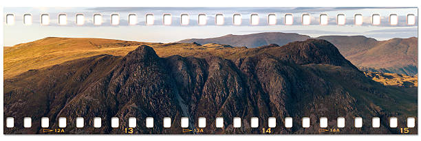 озёрный край англии: лангдейл пайкс панорама на фильм стрип - panoramic langdale pikes english lake district cumbria стоковые фото и изображения