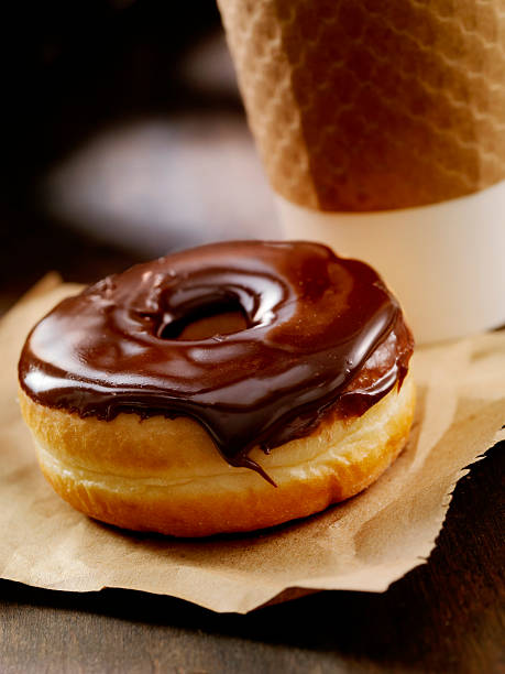 bombolone al cioccolato - coffee muffin take out food disposable cup foto e immagini stock