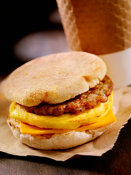 salsicce e uova colazione sandwich - coffee muffin take out food disposable cup foto e immagini stock