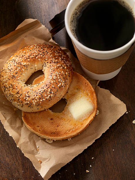 tostado bagel con mantequilla - coffee whole wheat food bread fotografías e imágenes de stock
