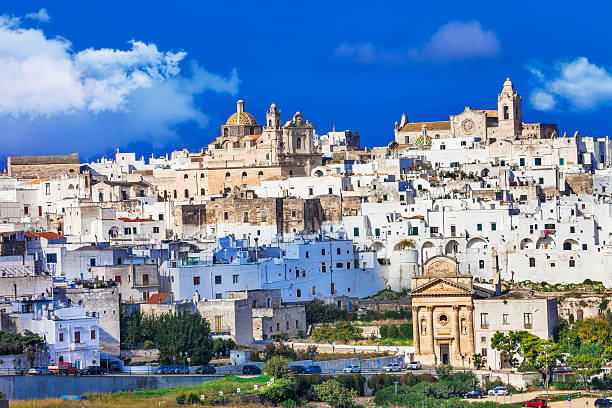 ostuni-sur de italia - brindisi fotografías e imágenes de stock