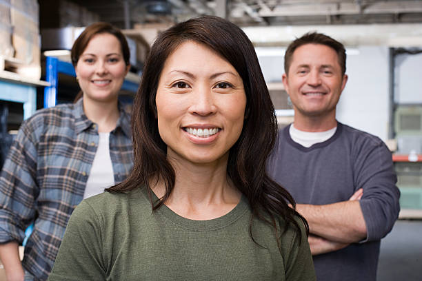 colegas de trabalho - warehouse manager place of work portrait - fotografias e filmes do acervo