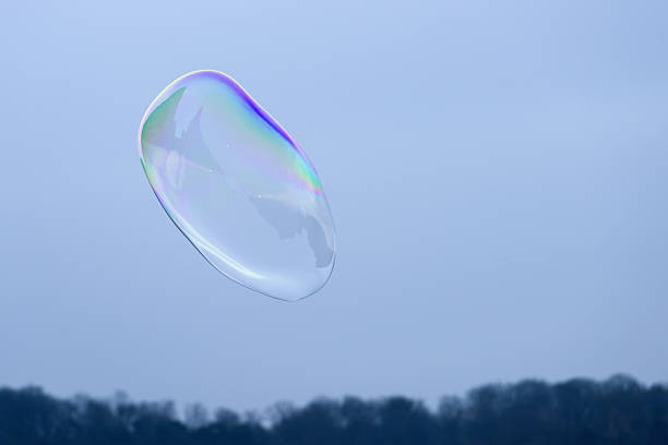 big de burbujas de jabón en el aire - fugacity fotografías e imágenes de stock