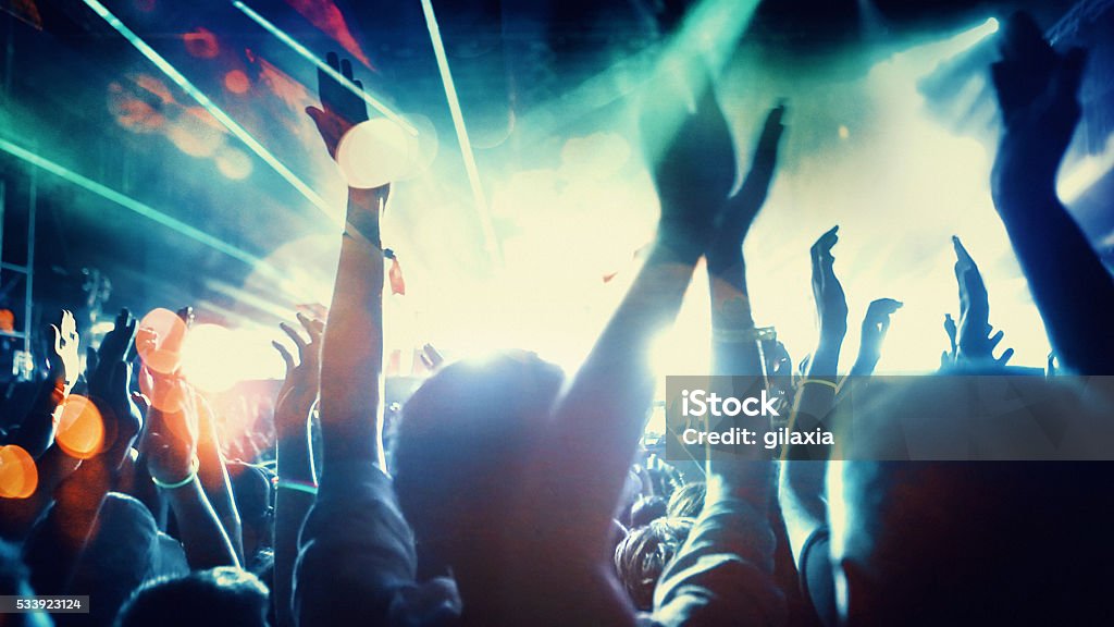 Menschen beim Konzert-party. - Lizenzfrei Ausgestreckte Arme Stock-Foto