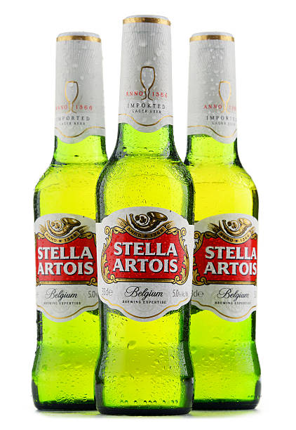 drei flaschen stella artois bier - tella stock-fotos und bilder
