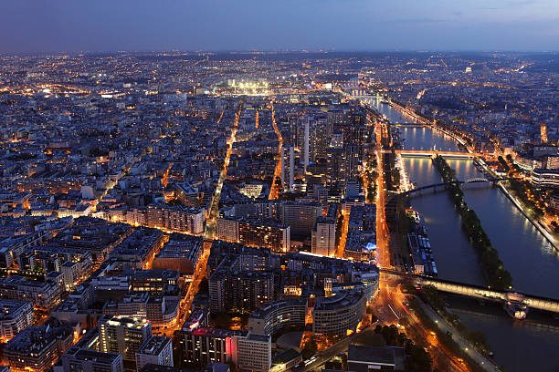 mit den fluss seine, paris, frankreich - paris france roof apartment aerial view stock-fotos und bilder