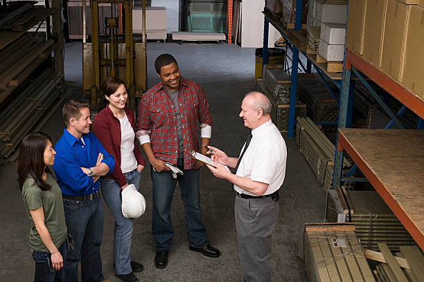 lavoratori in magazzino - factory manager manual worker foreman foto e immagini stock