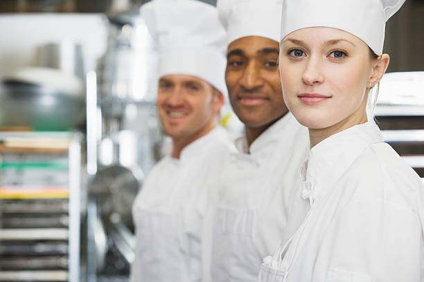 cozinheiros - commercial kitchen restaurant chef food service occupation imagens e fotografias de stock