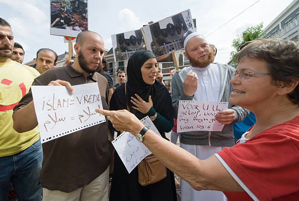 dyskusji pomiędzy ludźmi - muslim terrorist zdjęcia i obrazy z banku zdjęć