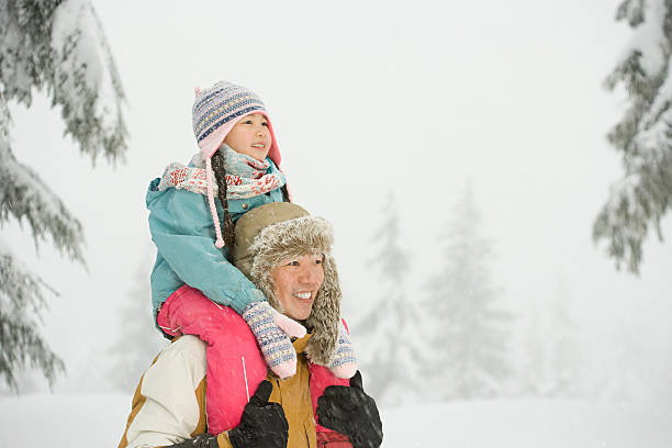 pai e filha na neve - shoulder bone imagens e fotografias de stock