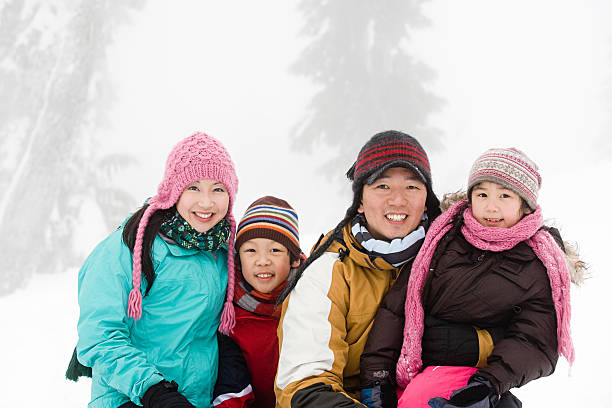 famille dans la neige - child winter snow asian ethnicity photos et images de collection