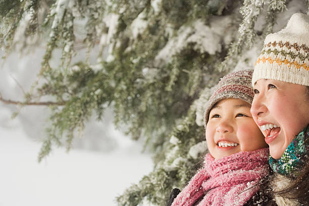 mère et la fille dans la neige - child winter snow asian ethnicity photos et images de collection