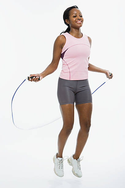 donna saltando - sporting position vitality blurred motion strength foto e immagini stock