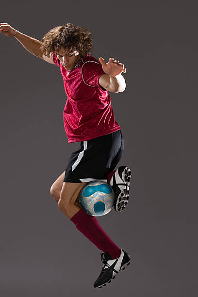 fußballer spielen mit ball - athlete soccer player men professional sport stock-fotos und bilder