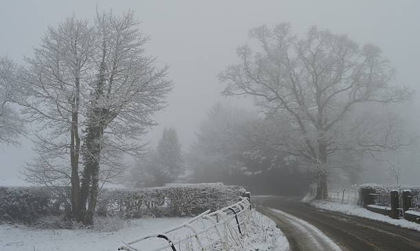 алдерлей вид в снегу - alderley edge стоковые фото и изображения