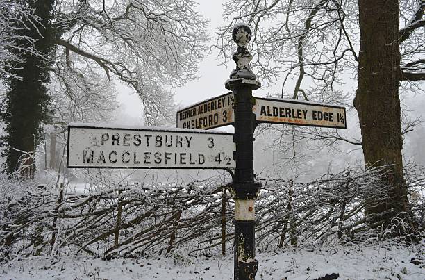 алдерлей вид указателя на снегу 2 - alderley edge стоковые фото и изображения