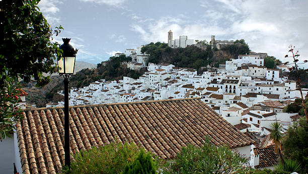 tradycyjny biały wiosce w południowej hiszpanii, - ubrique zdjęcia i obrazy z banku zdjęć