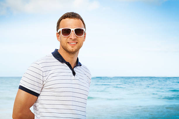 istock Caucasian man in white sunglasses on sea coast 533963279
