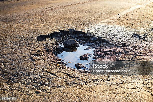 Road Damagepot Hole Stockfoto und mehr Bilder von Erdfall - Erdfall, Schlagloch, Loch