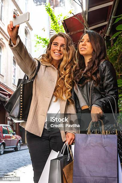 Hermosa Mujer Tomando Autofoto Dispositivo Móvil Beyoglu Estambul Turquía Foto de stock y más banco de imágenes de 2015