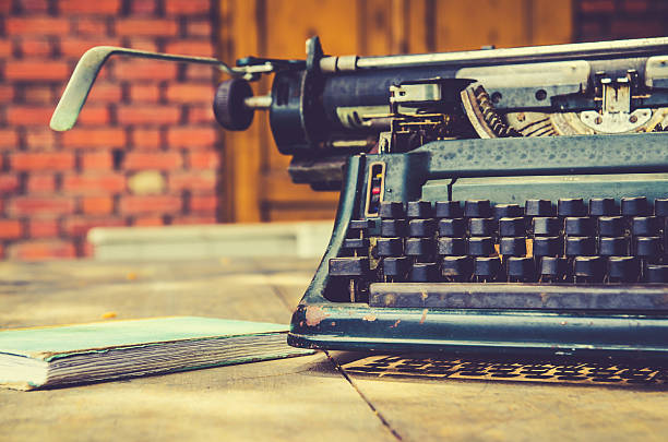 perto de vintage estilo retrô de máquina de escrever sendo impressas - typewriter old sepia toned nostalgia - fotografias e filmes do acervo