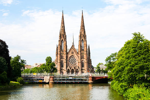 cathédrale de strasbourg churc sur la rivière - strasbourg france cathedrale notre dame cathedral europe photos et images de collection