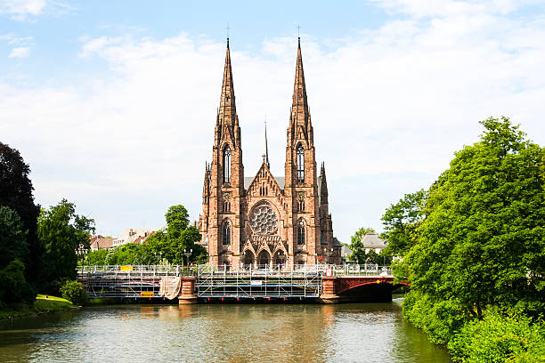 strasbourg chathedral churc over the river strasbourg chathedral churc over the river notre dame de strasbourg stock pictures, royalty-free photos & images
