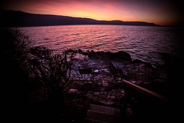 サンセットオンガルダ湖 - lake garda sunset blue nautical vessel ストックフォトと画像