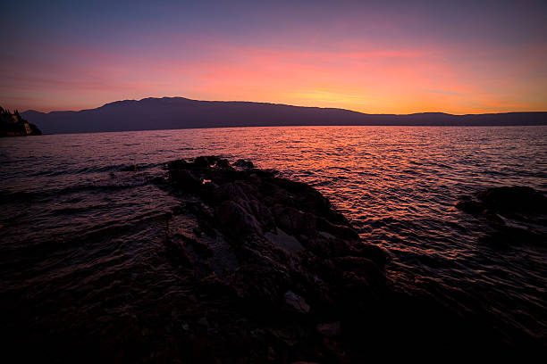 サンセットオンガルダ湖 - lake garda sunset blue nautical vessel ストックフォトと画像