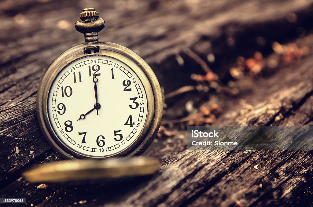 vintage pocket watch on grunge wood log vintage pocket watch on grunge wood logvintage pocket watch Clock Stock Photo