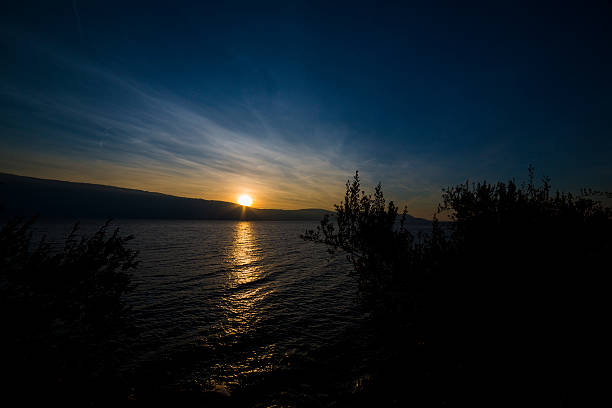 サンセットオンガルダ湖 - lake garda sunset blue nautical vessel ストックフォトと画像