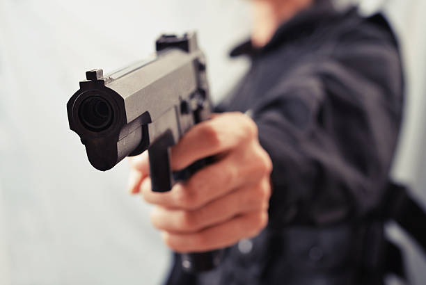 警察保留ゴンモ - gun women handgun armed forces ストックフォトと画像