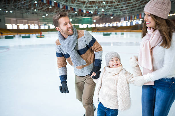 sonriendo familia - ice skating fotografías e imágenes de stock