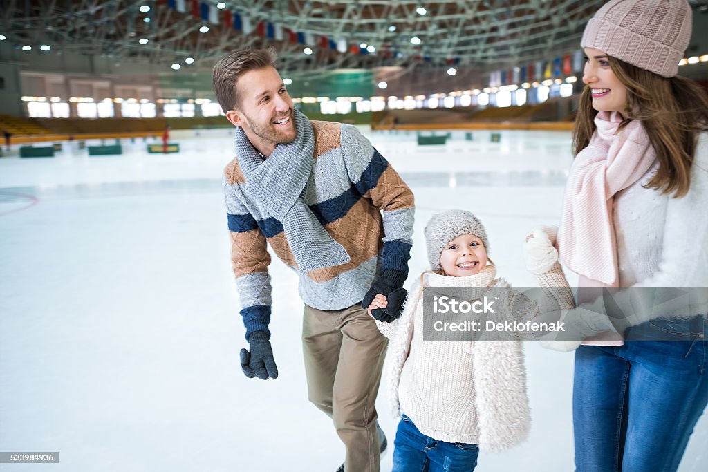 Souriant famille - Photo de Patinage sur glace libre de droits