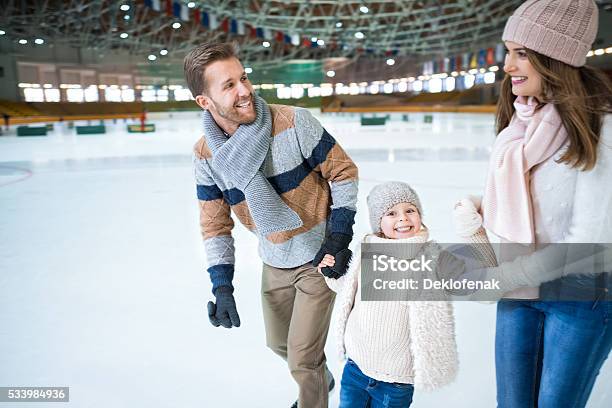 Famiglia Sorridente - Fotografie stock e altre immagini di Pattinaggio sul ghiaccio - Pattinaggio sul ghiaccio, Famiglia, Pista di pattinaggio su ghiaccio