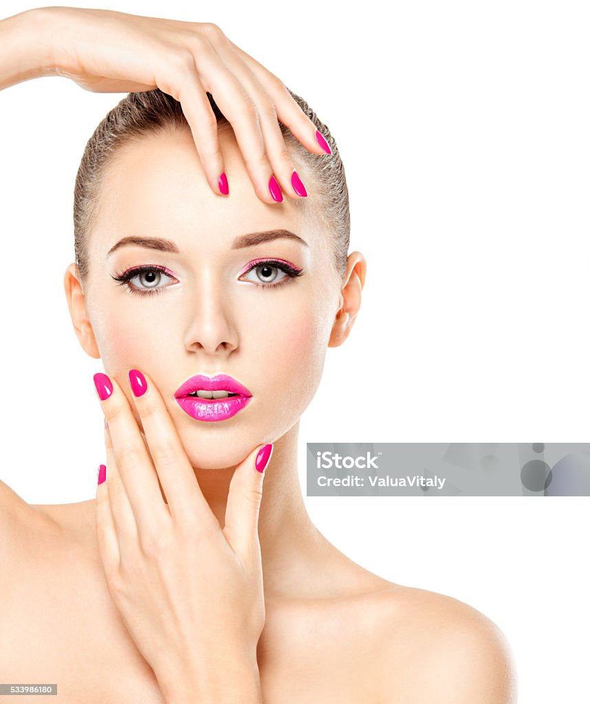 Khuôn Mặt Xinh Đẹp Của Một Cô Gái Xinh Đẹp Với Trang Điểm Mắt Hồng ...