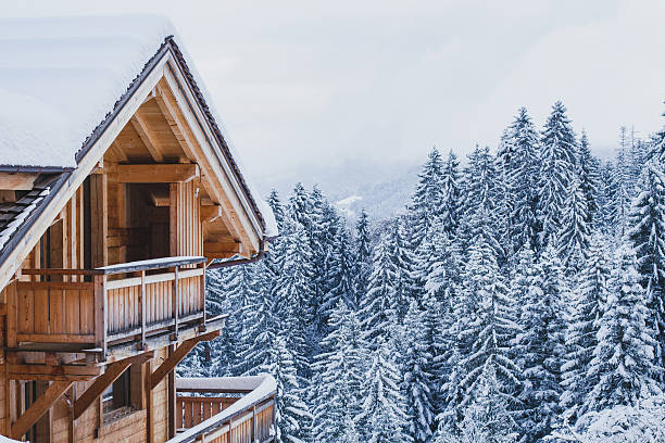 wooden house in winter mountains - ski resort village austria winter imagens e fotografias de stock