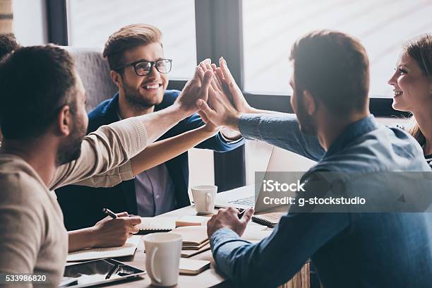 Somos Líderes En El Mercado Foto de stock y más banco de imágenes de Trabajo en equipo - Trabajo en equipo, Choque de manos en el aire, Creatividad